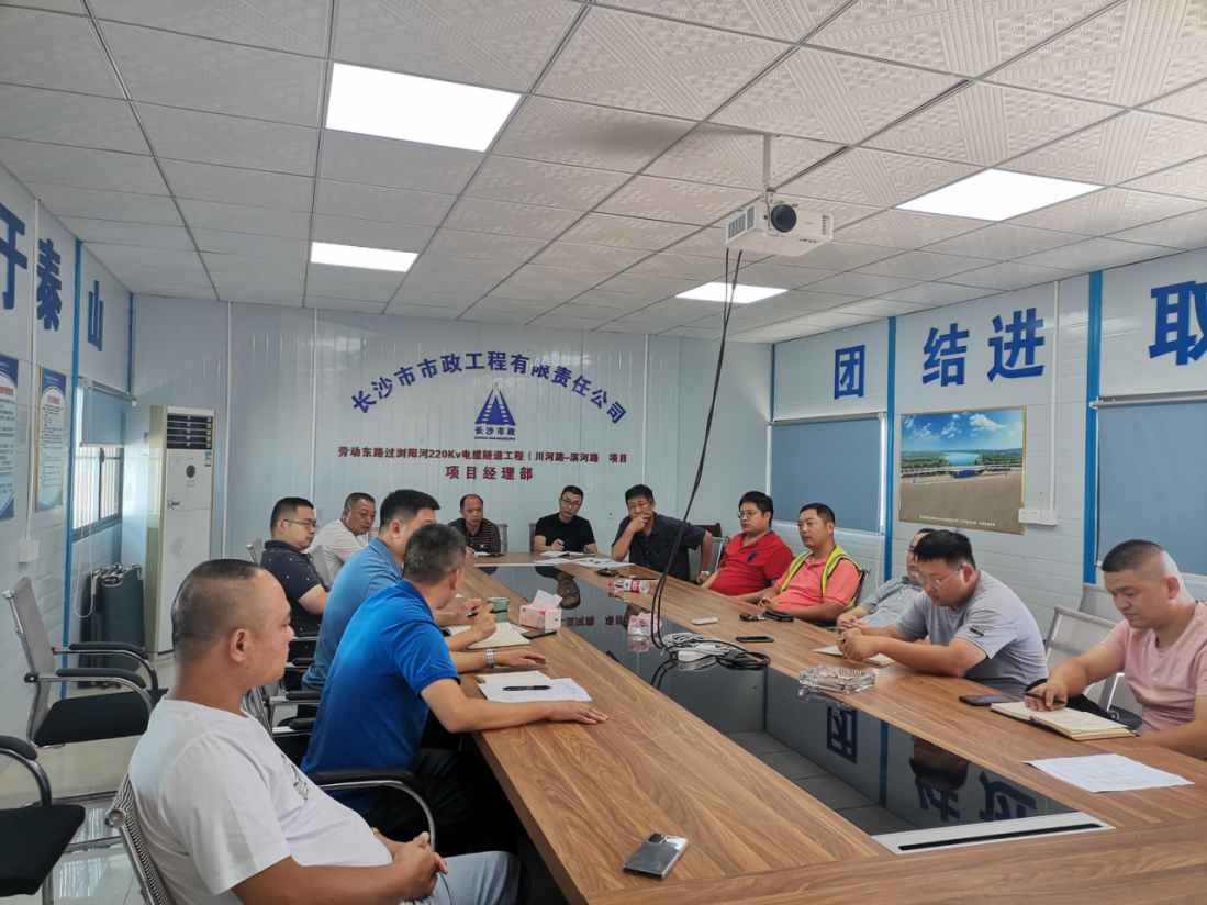 獻禮國慶 | 勞動東路過瀏陽河220kV電纜隧道工程頂進設(shè)備順利完成吊裝！